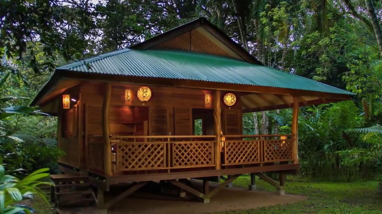 Encanto de casas de madera en el bosque
