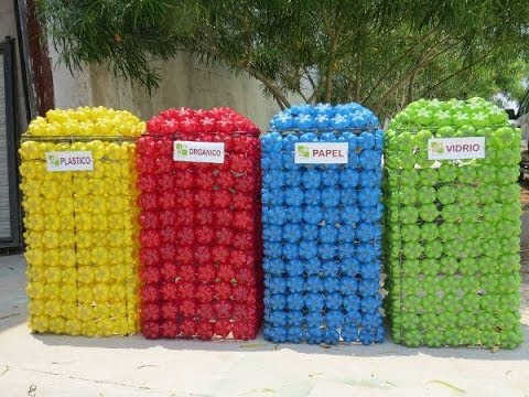 Sostenibilidad: botes de basura reciclados con botellas